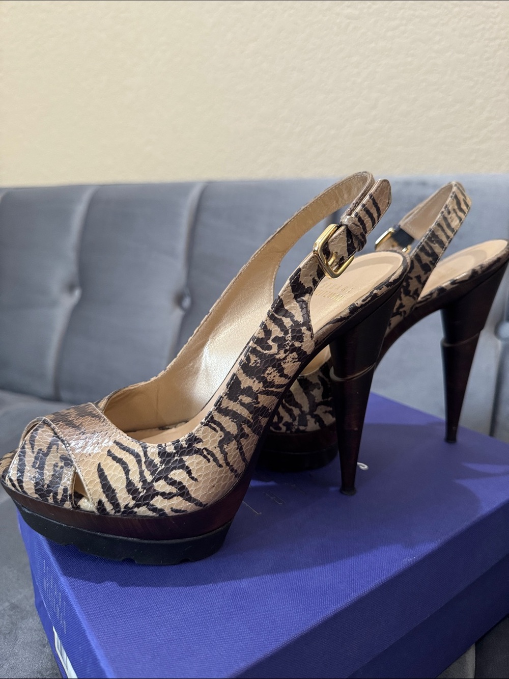 STUART WEITZMAN ZEBRA PLATFORM HEELS. - Picture 6 of 9